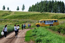 С автобуса в поле